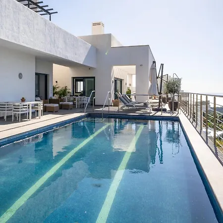 Lavish With Private Pool