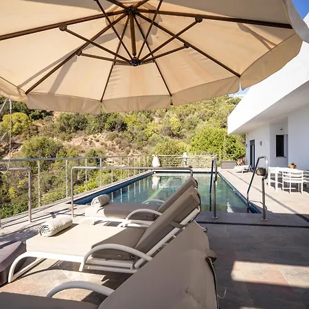 Lavish With Private Pool *