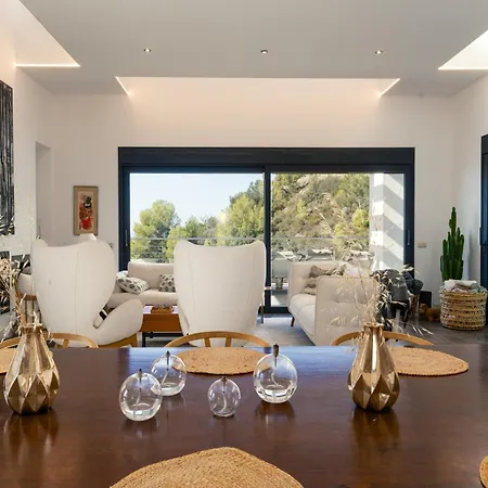 Lavish With Private Pool *
