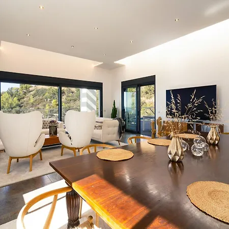 Lavish With Private Pool Villa Marbella